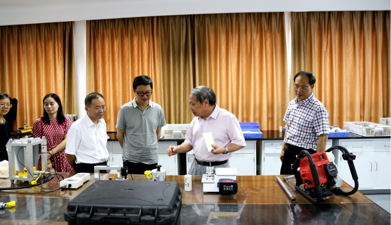 专家组在实验室实地检查